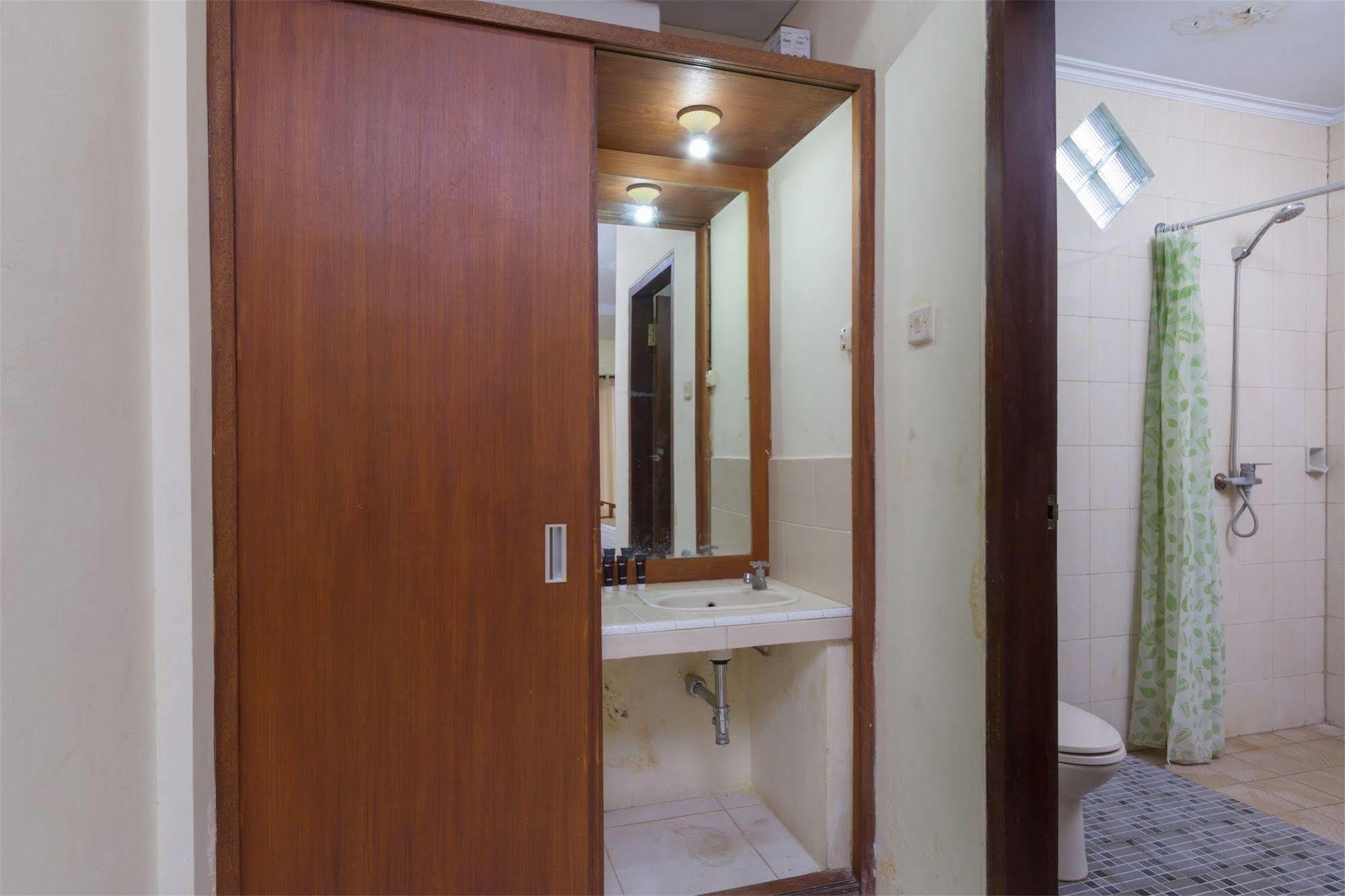 Reddoorz @ Petitenget Street سمينياك المظهر الخارجي الصورة