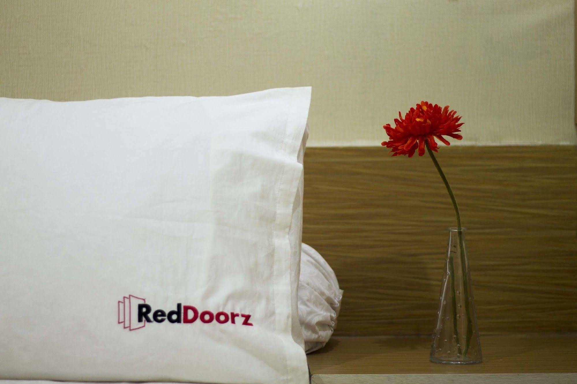 Reddoorz @ Petitenget Street سمينياك المظهر الخارجي الصورة